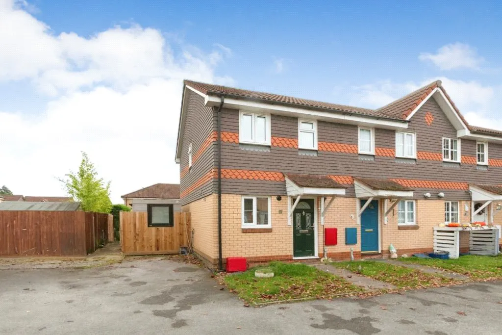 2 bed house for sale — Calton Gardens, Aldershot, Hampshire, GU11 3TB