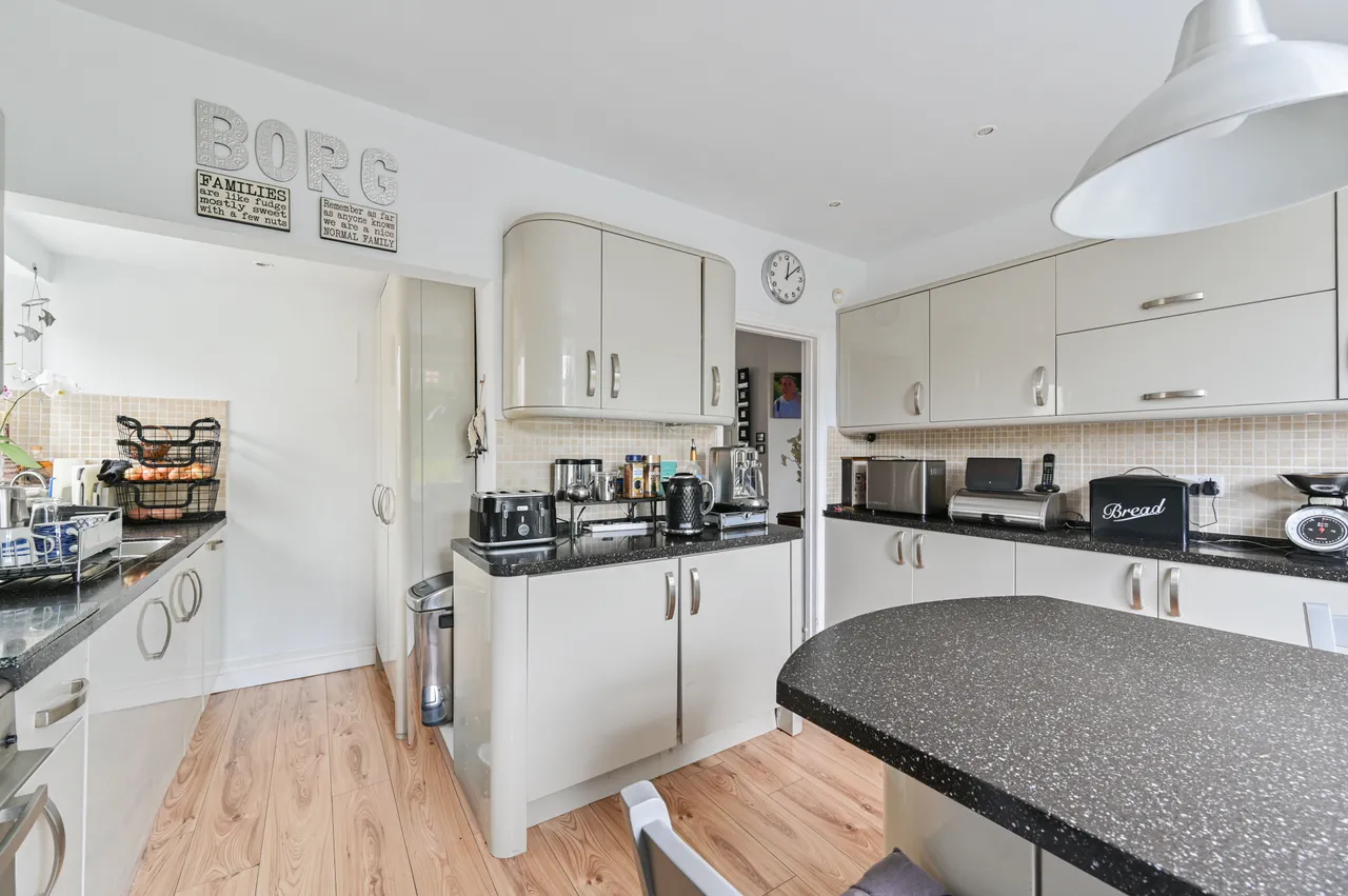 Purley, CR8, photo 11
