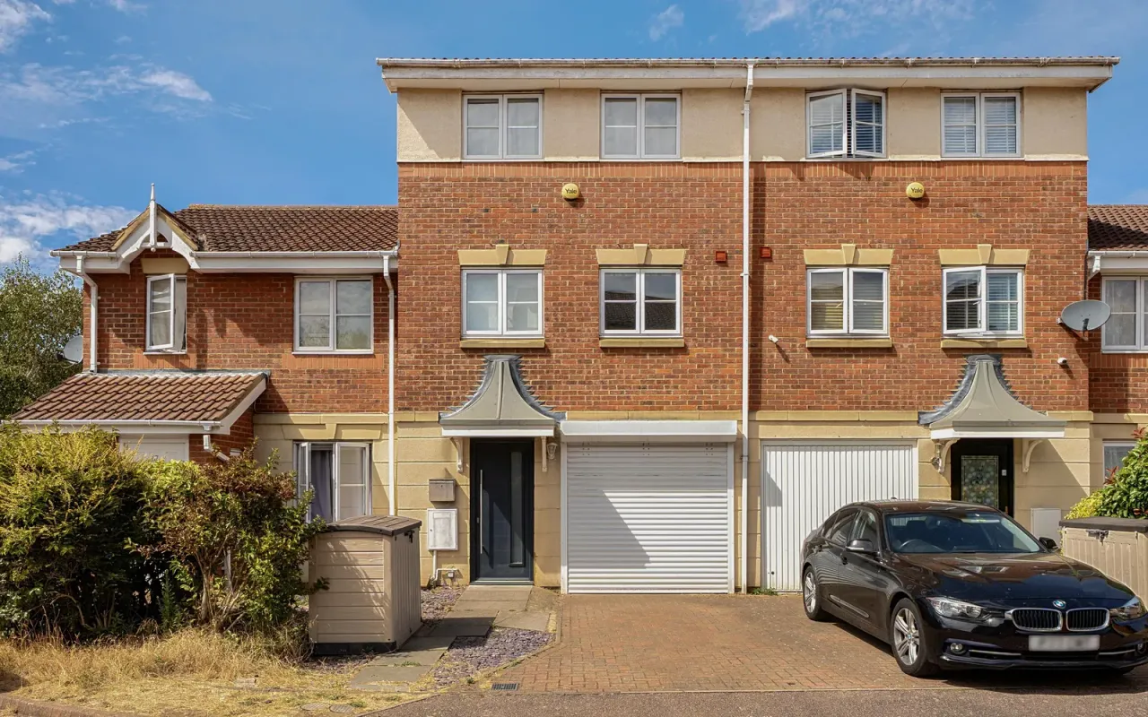 3 bed house for sale — Gillespie Close, Bedford