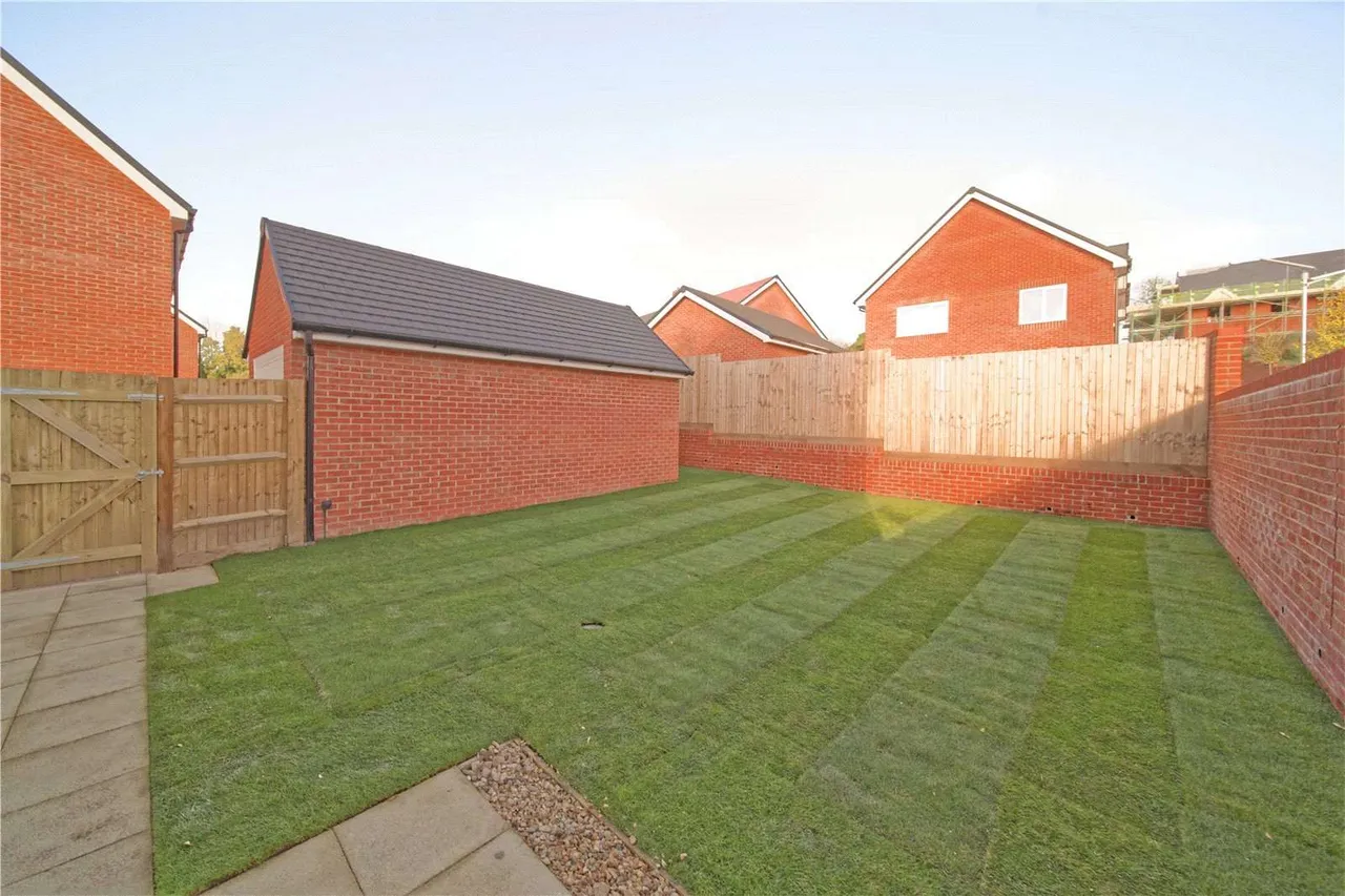 Selborne Park, Selborne Road, Alton, Hampshire, GU34 1SZ, photo 9