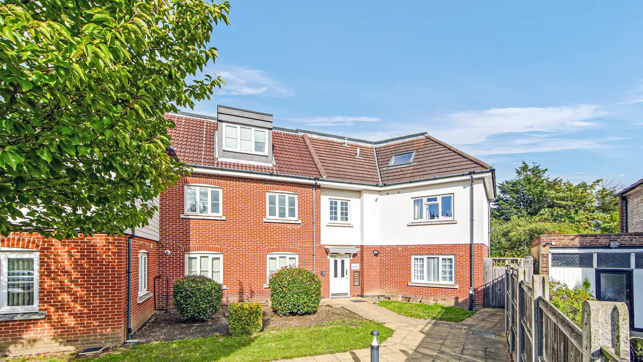 2 bed property for sale, Gillian Crescent, Romford, RM2