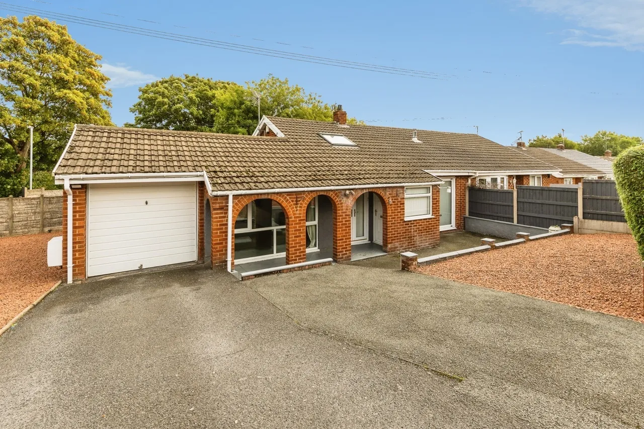 2 bed house for sale, Hall View, Caego, LL11