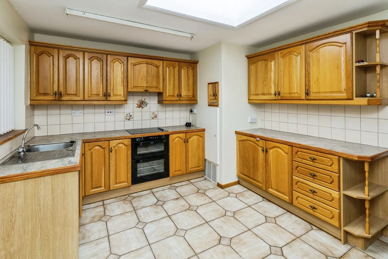 Hall View, Caego, LL11, photo 3