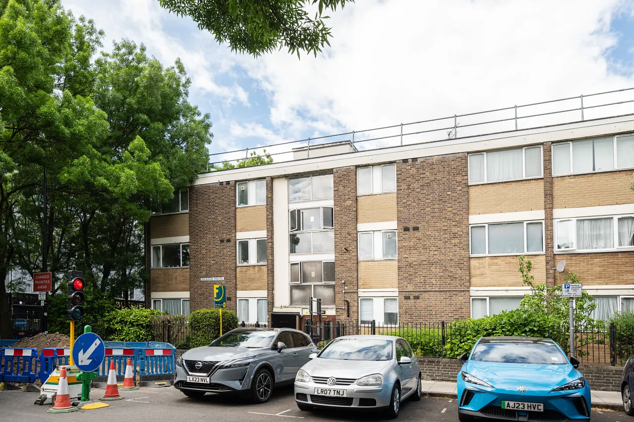 2 bed flat for sale — 1 Dickson House, Philpot Street, London