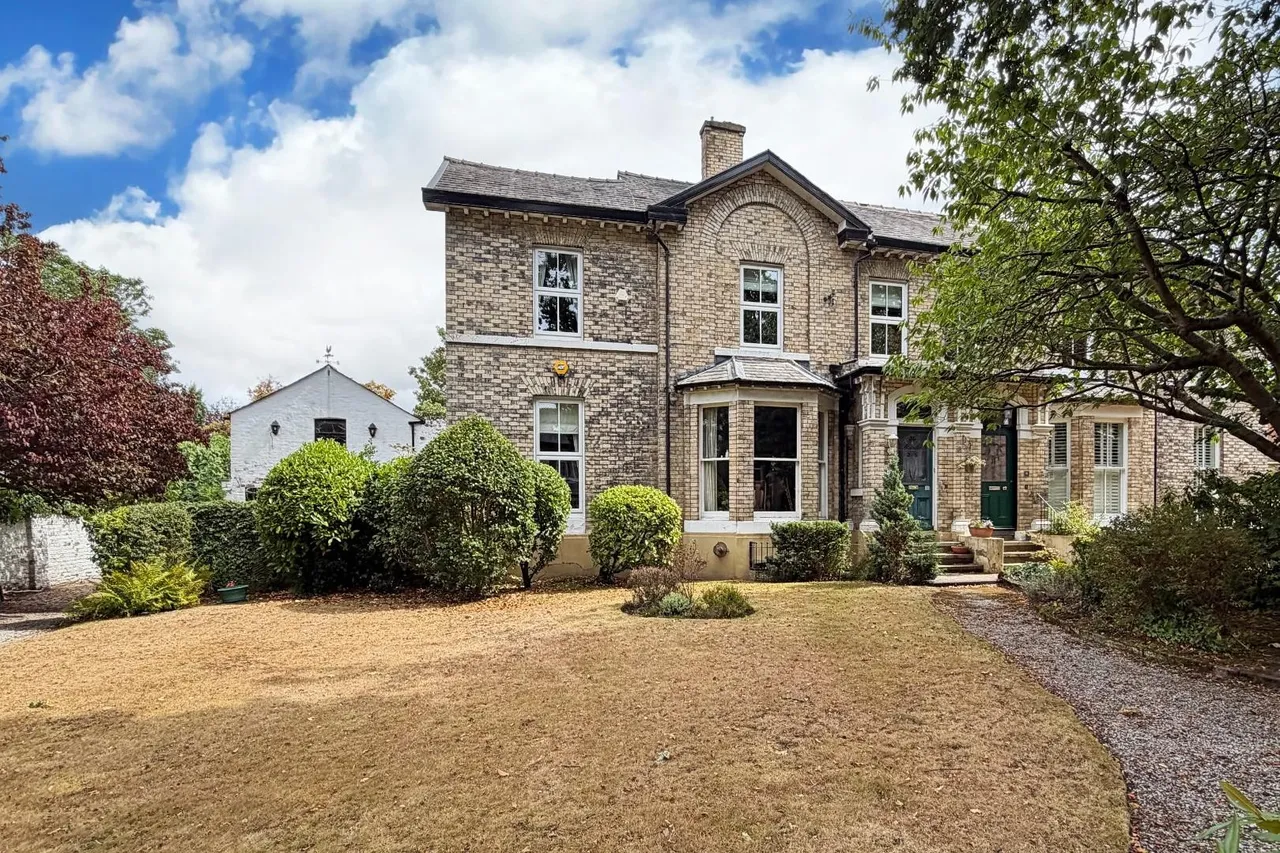 5 bed house for sale — Brookfield Avenue, Timperley, Cheshire WA15 6TH