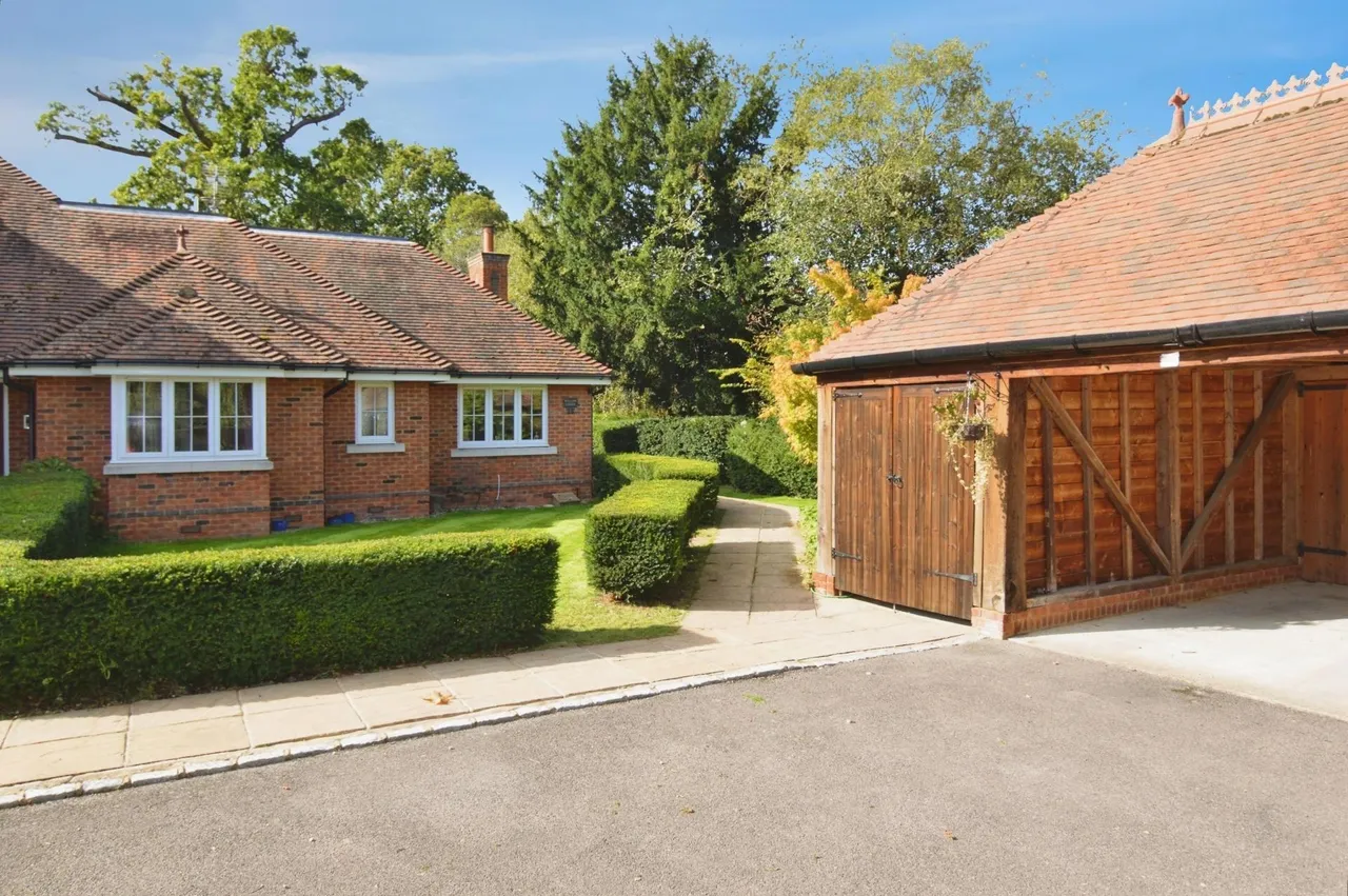 3 bed house for sale, Broadcommon Road, Hurst, RG10