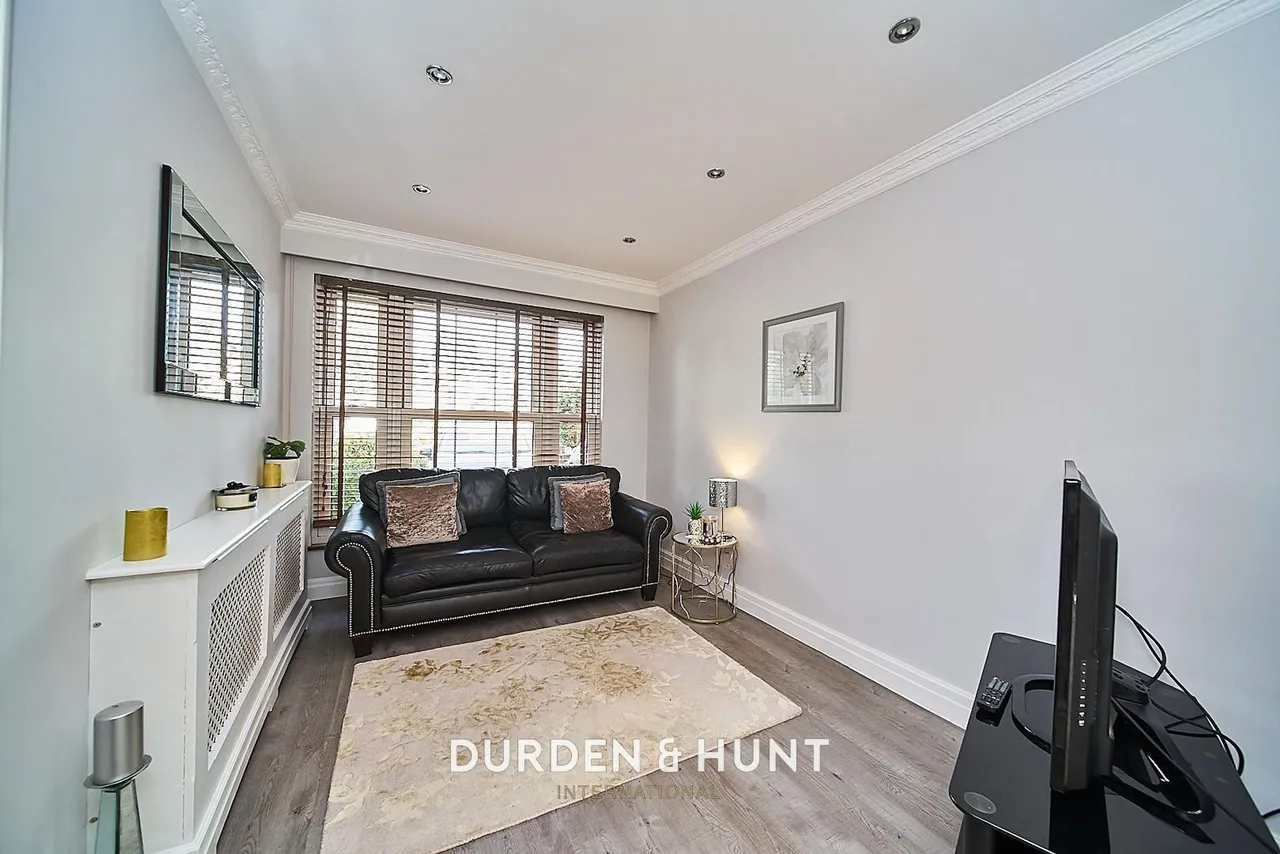 Barton Close, Chigwell, IG7, photo 5