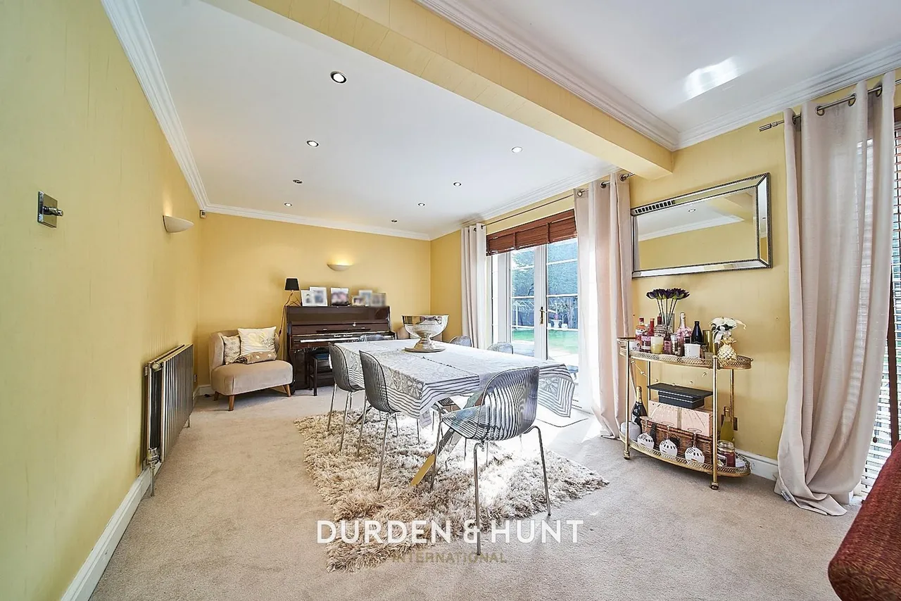 Barton Close, Chigwell, IG7, photo 4