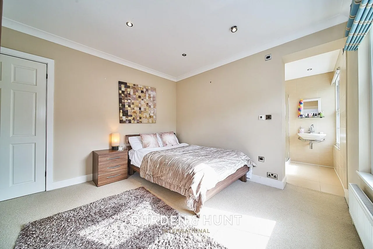 Barton Close, Chigwell, IG7, photo 18
