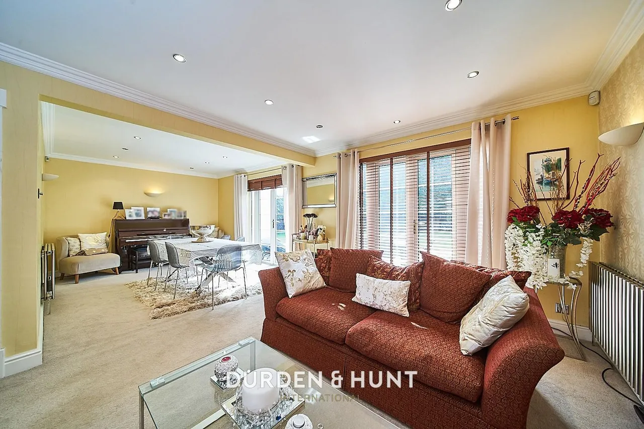Barton Close, Chigwell, IG7, photo 3