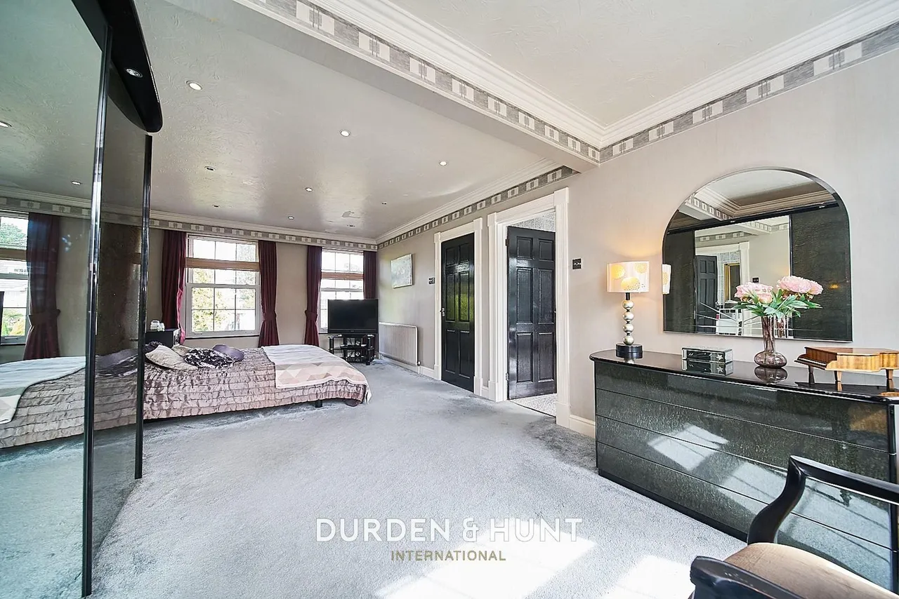 Barton Close, Chigwell, IG7, photo 13