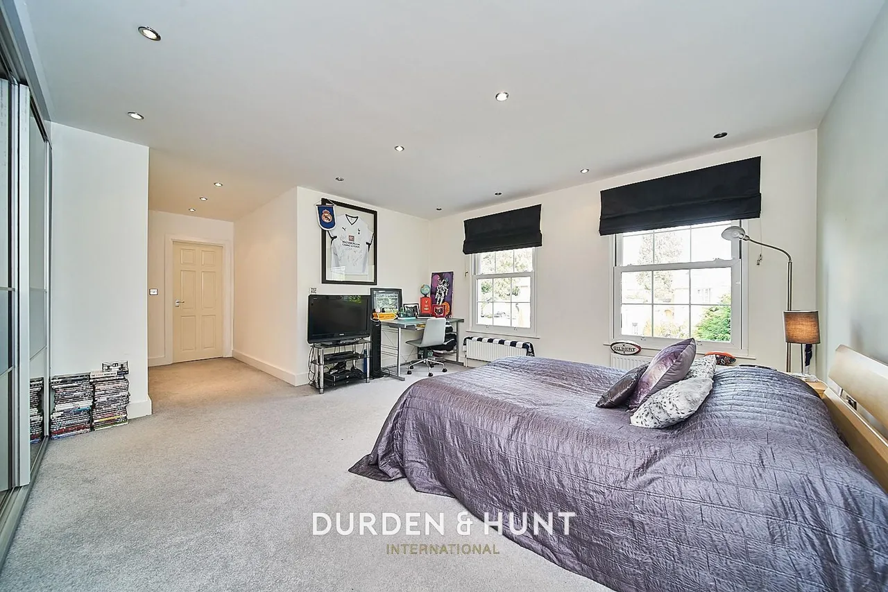 Barton Close, Chigwell, IG7, photo 16