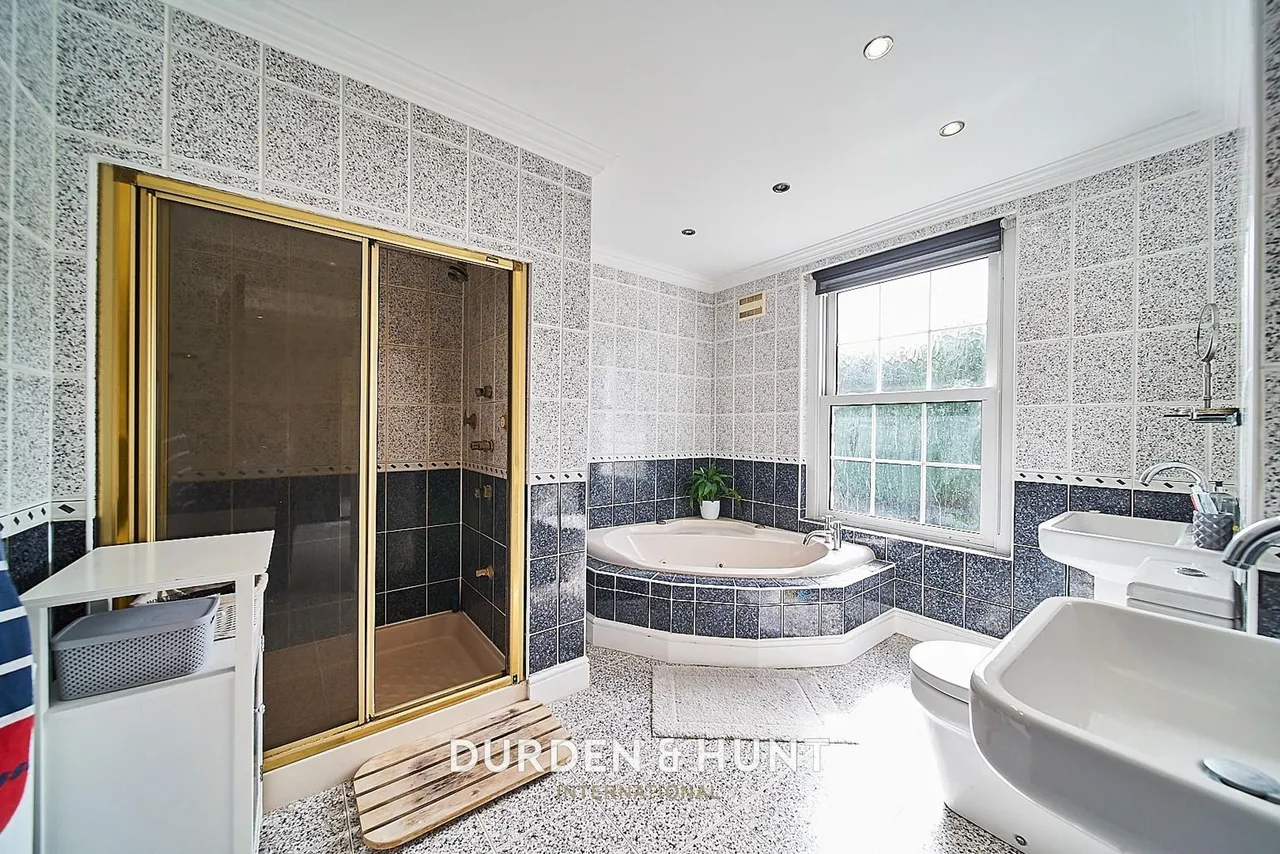 Barton Close, Chigwell, IG7, photo 15