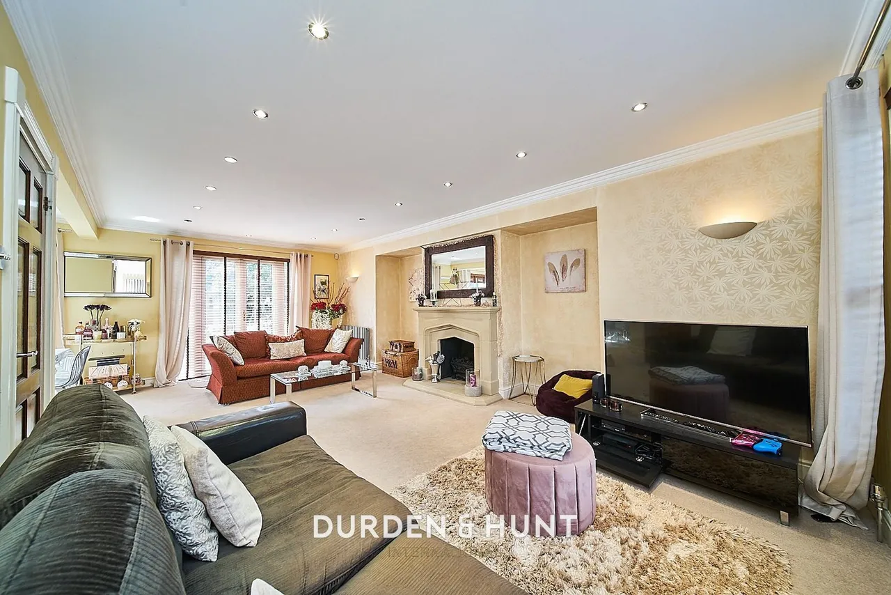 Barton Close, Chigwell, IG7, photo 2