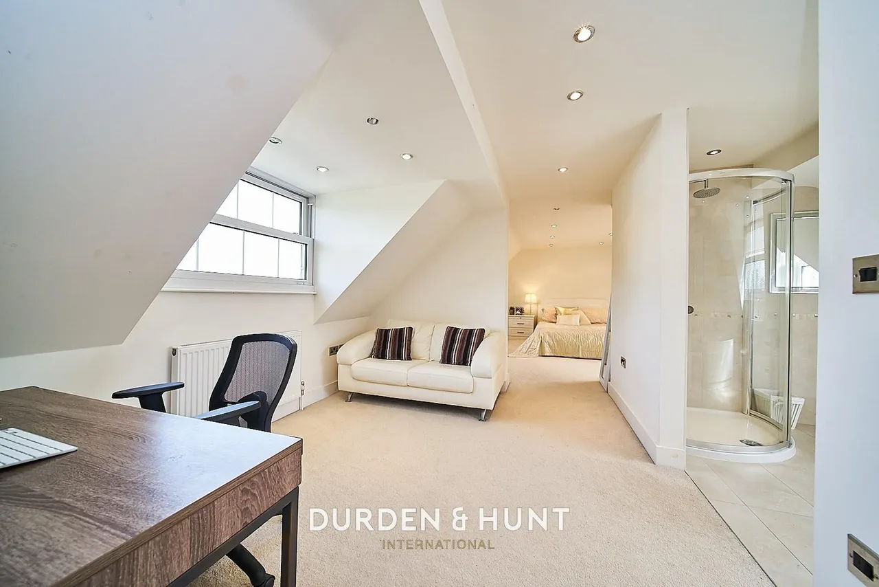 Barton Close, Chigwell, IG7, photo 10
