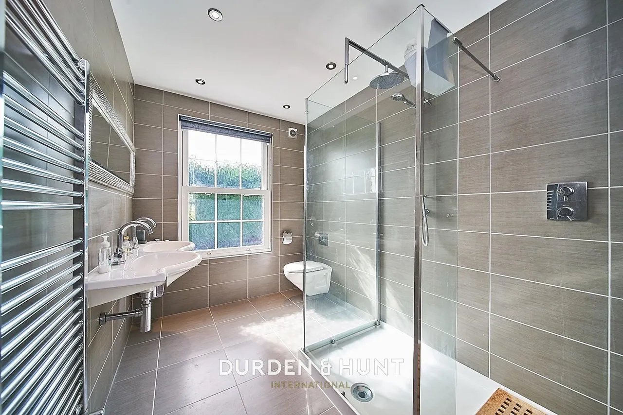 Barton Close, Chigwell, IG7, photo 17
