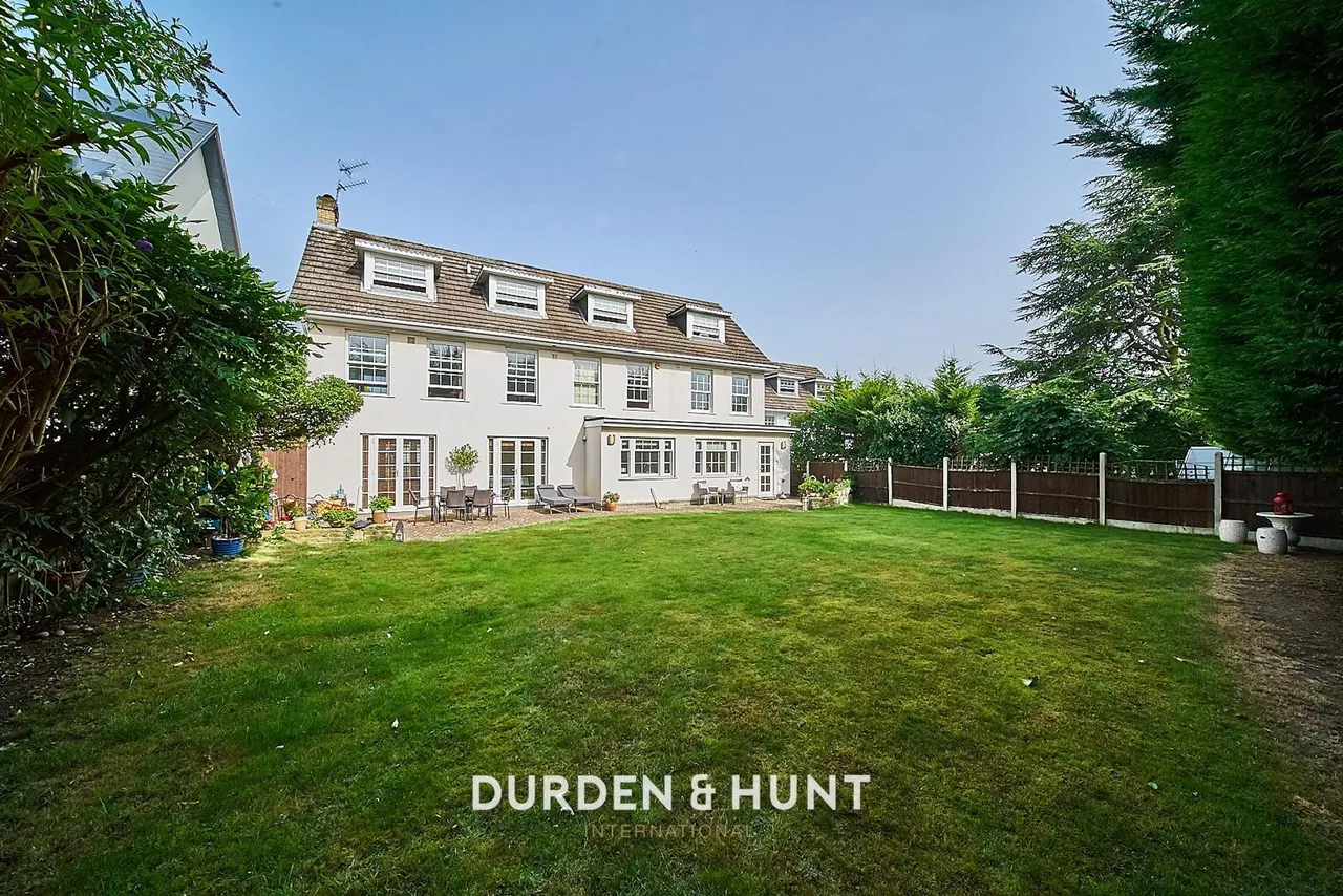 Barton Close, Chigwell, IG7, photo 22