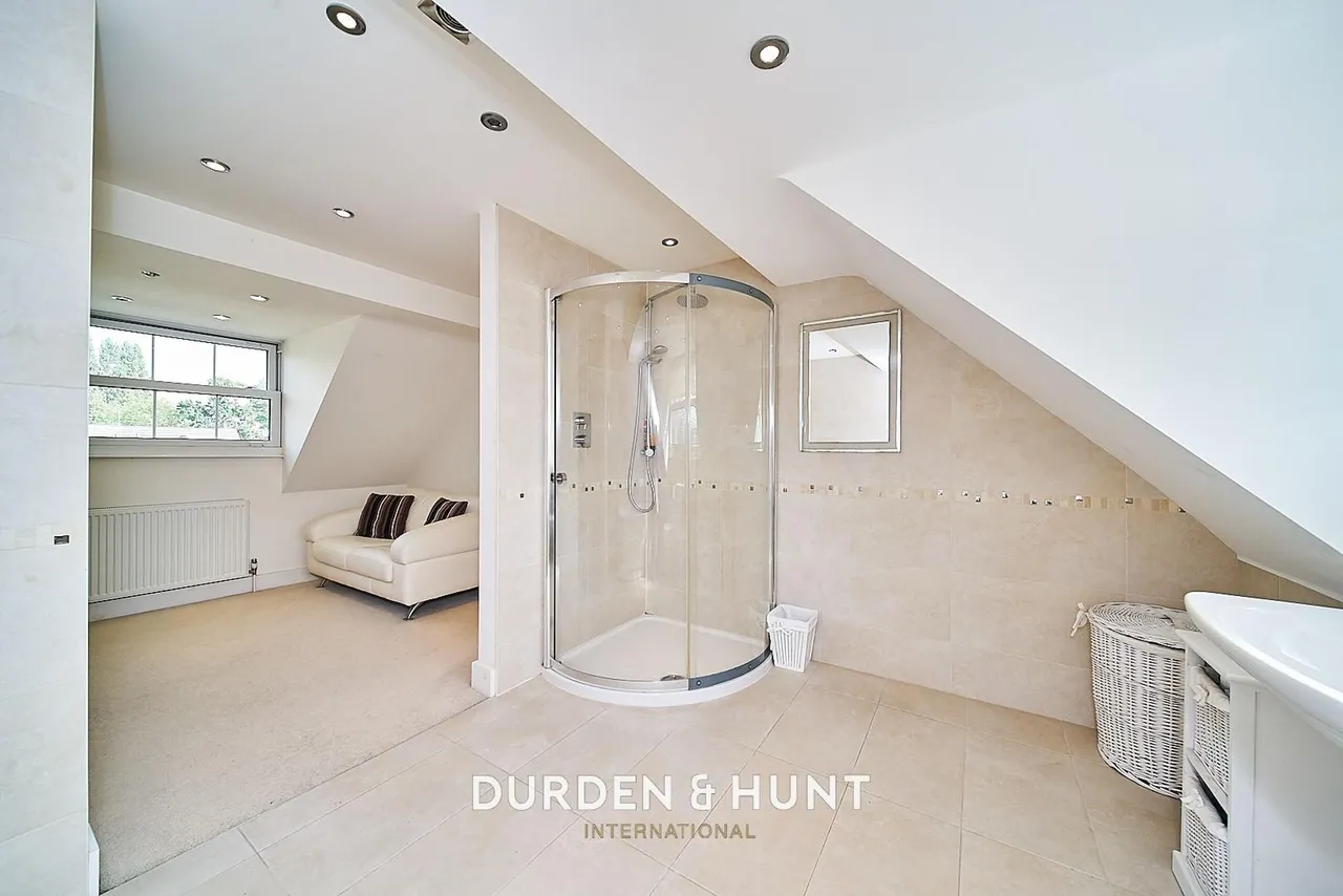 Barton Close, Chigwell, IG7, photo 12