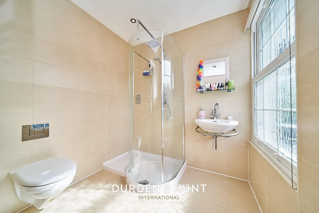 Barton Close, Chigwell, IG7, photo 19