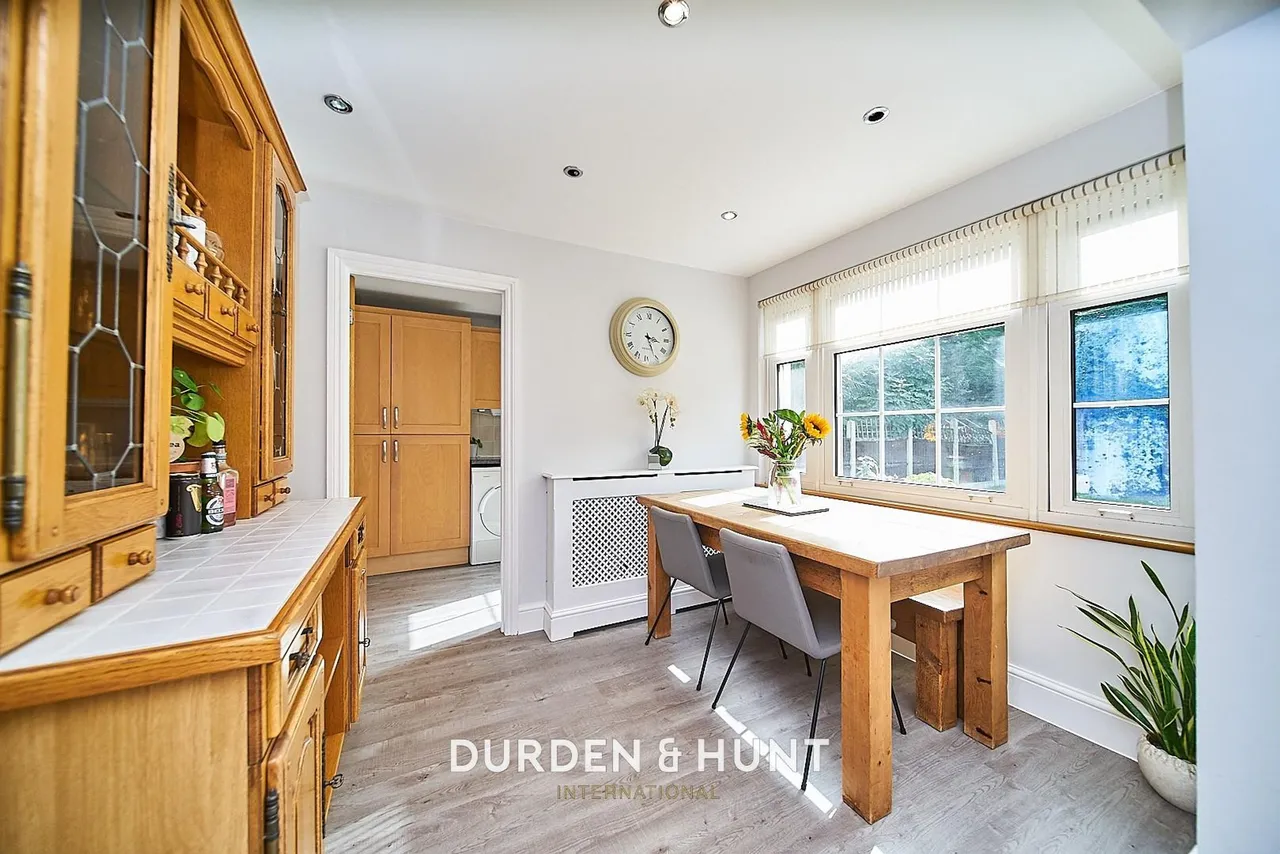 Barton Close, Chigwell, IG7, photo 7