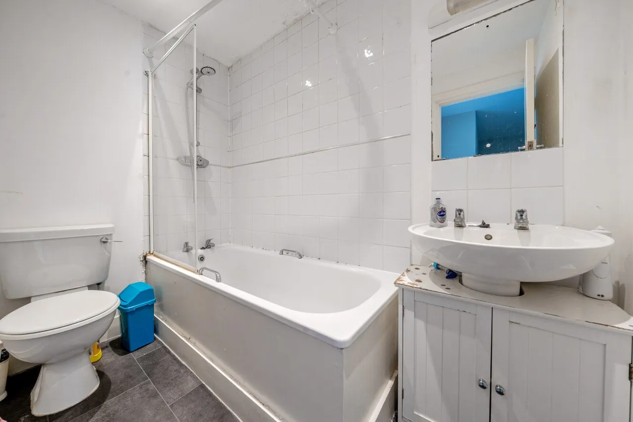 Balham High Road, Balham, SW17, photo 12
