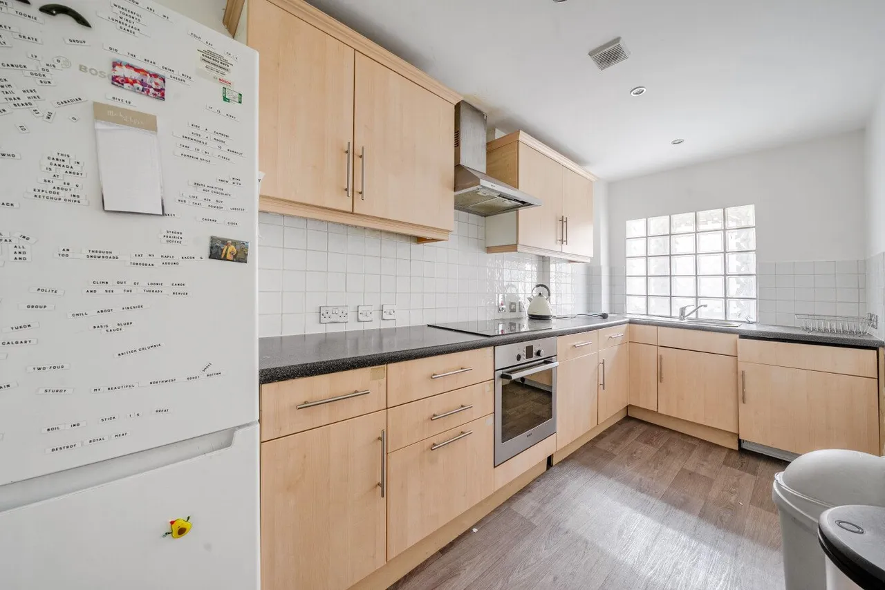 Balham High Road, Balham, SW17, photo 2