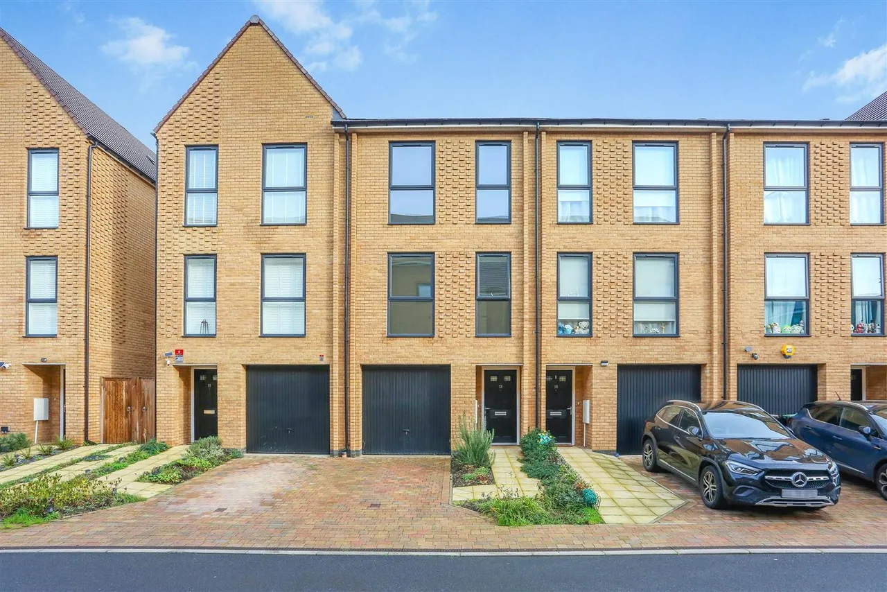 3 bed house to rent — Calico Avenue, Wallington, SM6 7FZ