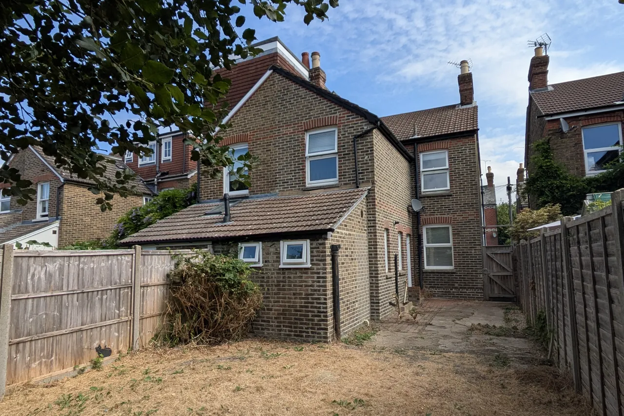 Cambridge Road, Horsham, RH13, photo 7