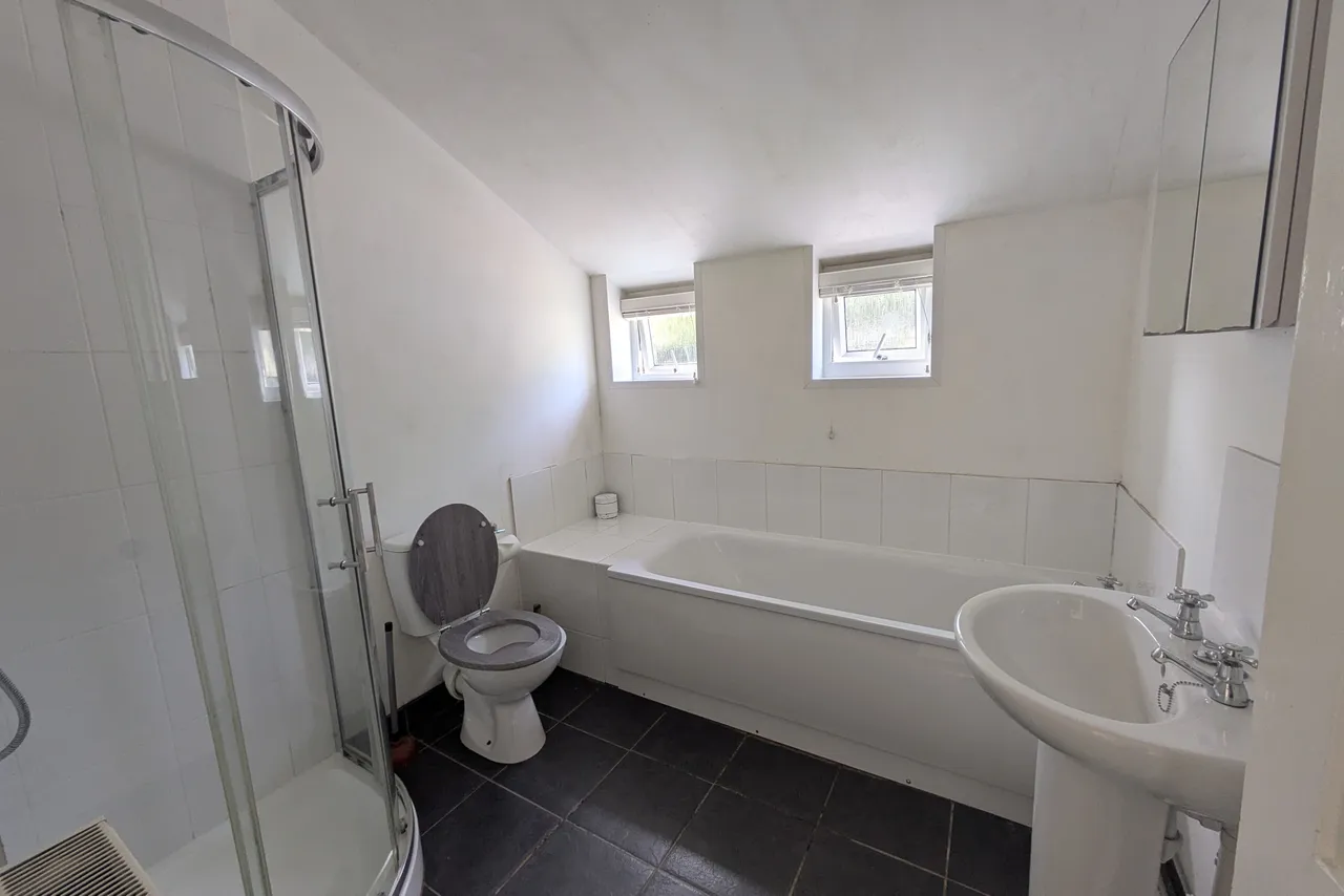 Cambridge Road, Horsham, RH13, photo 3