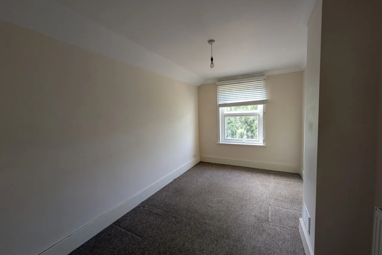 Cambridge Road, Horsham, RH13, photo 8