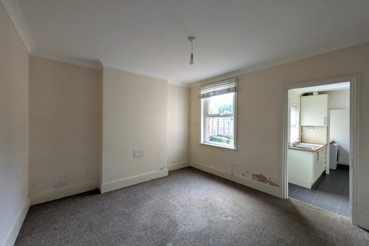 Cambridge Road, Horsham, RH13, photo 2