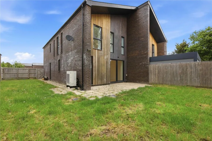 with 4 bedrooms in Harlow, CM17, photo 4