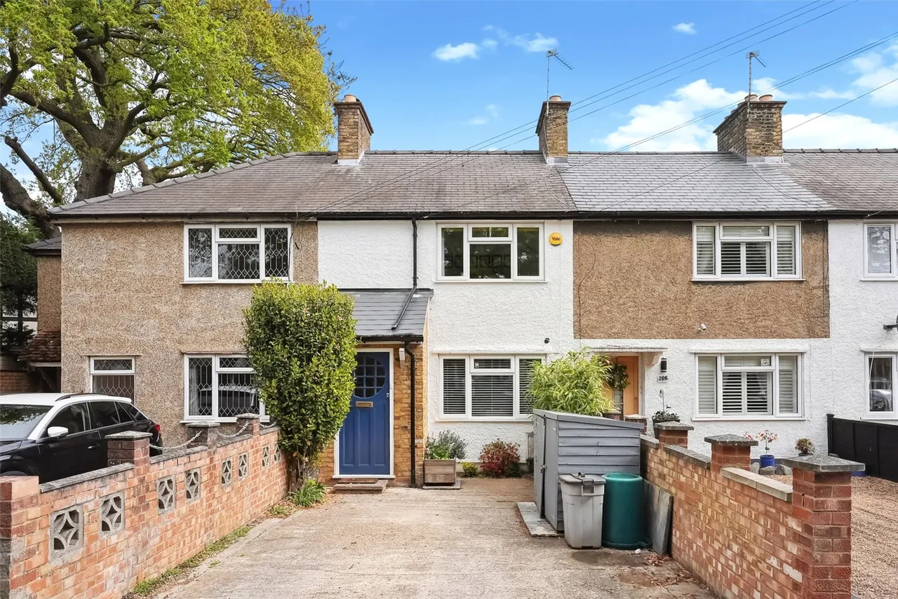 2 bed house for sale — Hanworth Road, Hampton, TW12 3EY