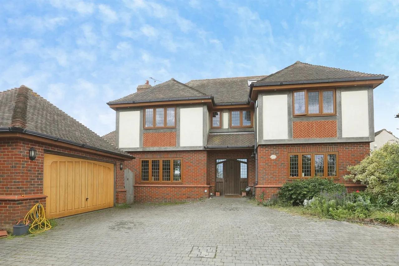 5 bed house for sale — Scarborough Drive, Minster On Sea, Sheerness