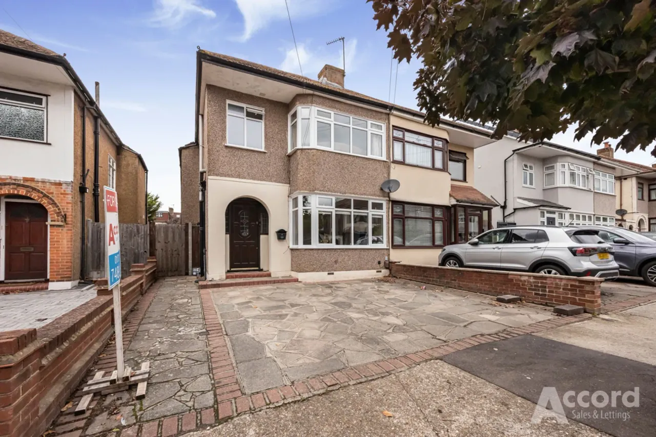 3 bed house for sale — Alma Avenue, Hornchurch, RM12