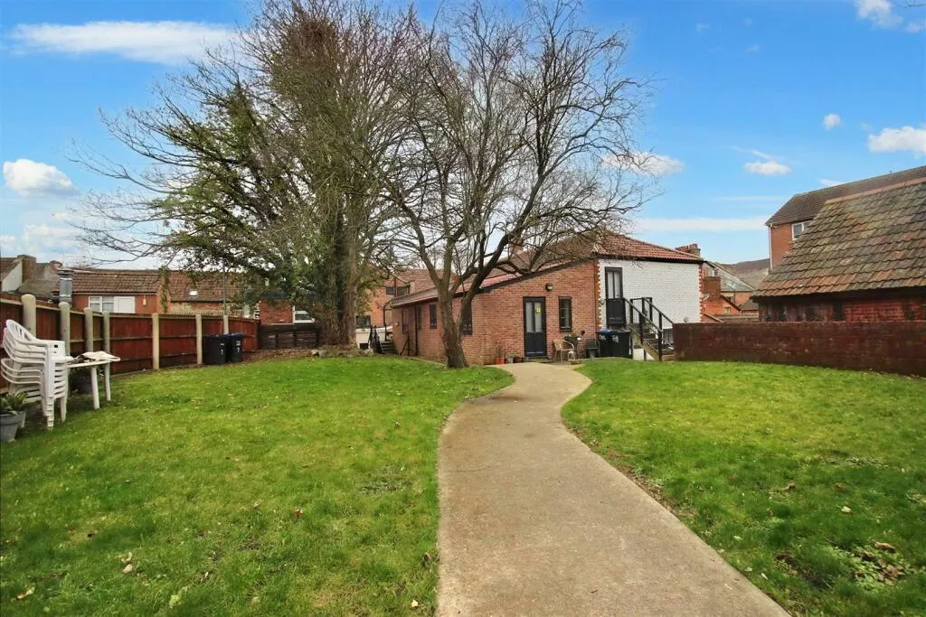 2 bed flat for sale, Roundstone Street, Trowbridge, BA14