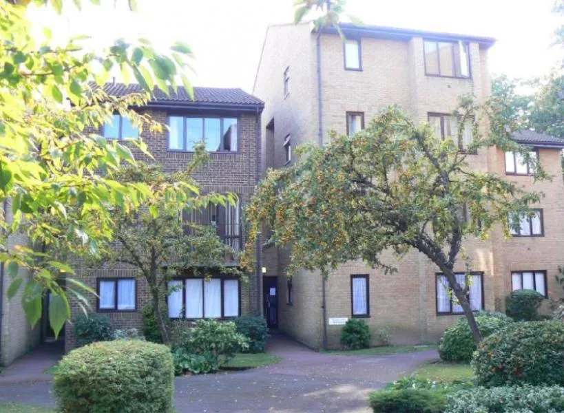1 bed flat to rent, The Rowans, Woking, GU22