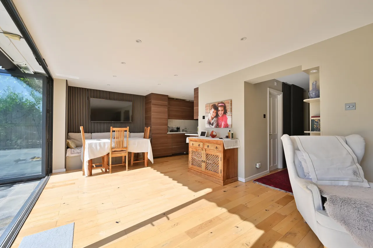 352 High Road, Watford, photo 2