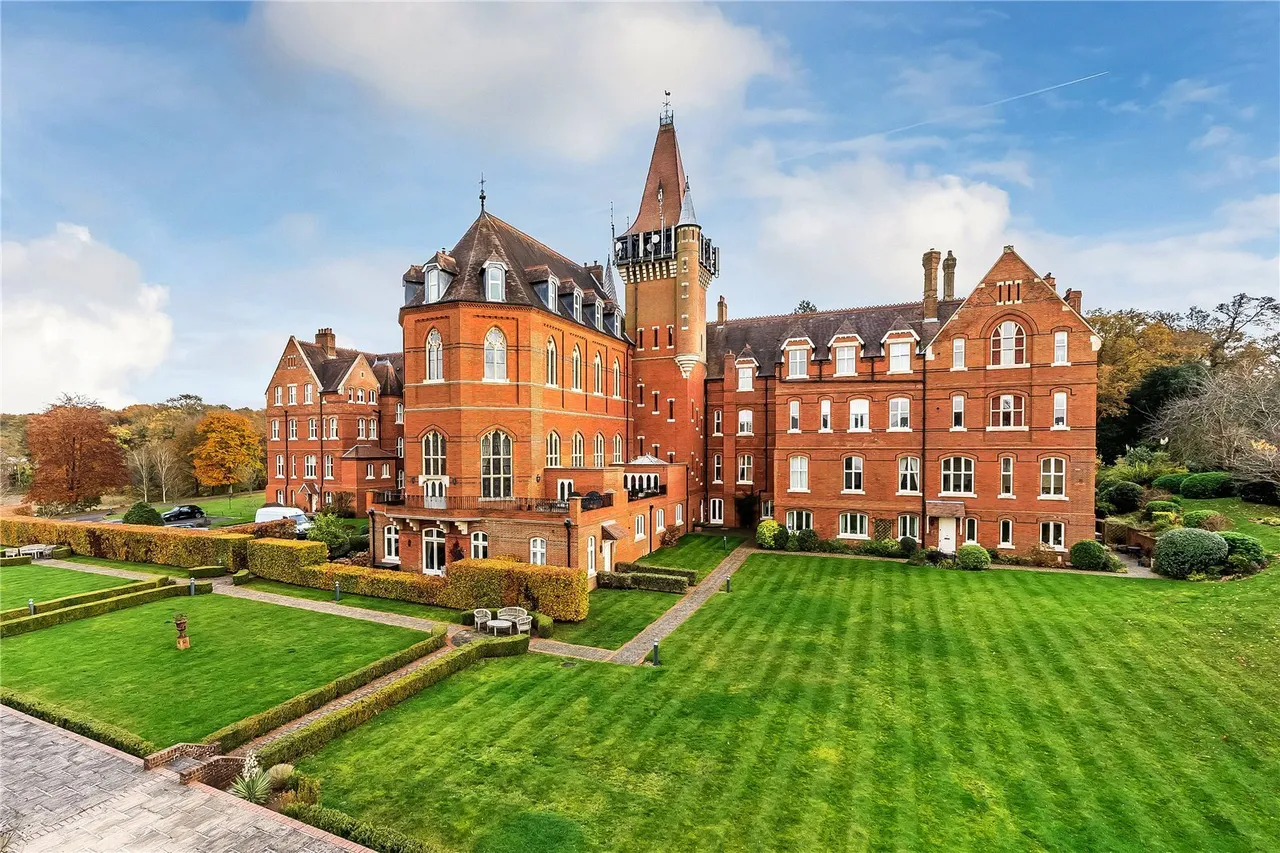 3 bed flat for sale, Wolfs Row, Oxted, RH8