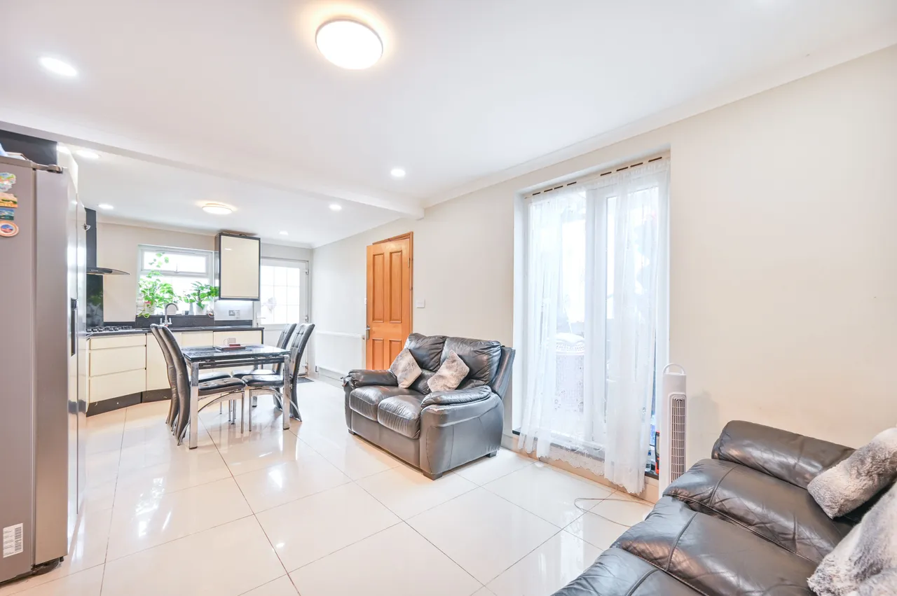 2 bed flat for sale — Ground Floor, 29 Belton Road, London