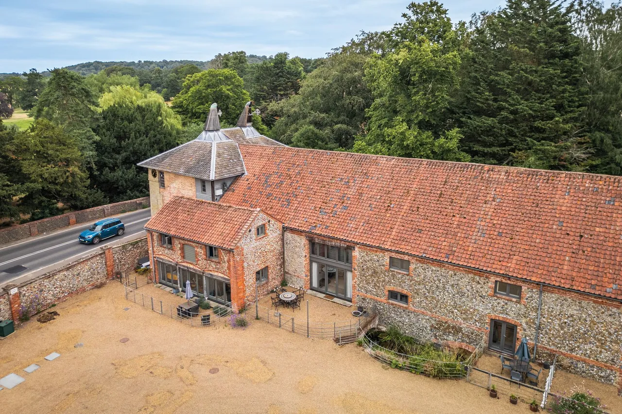 3 bed property for sale, Grade II Listed Barn-Style Residence