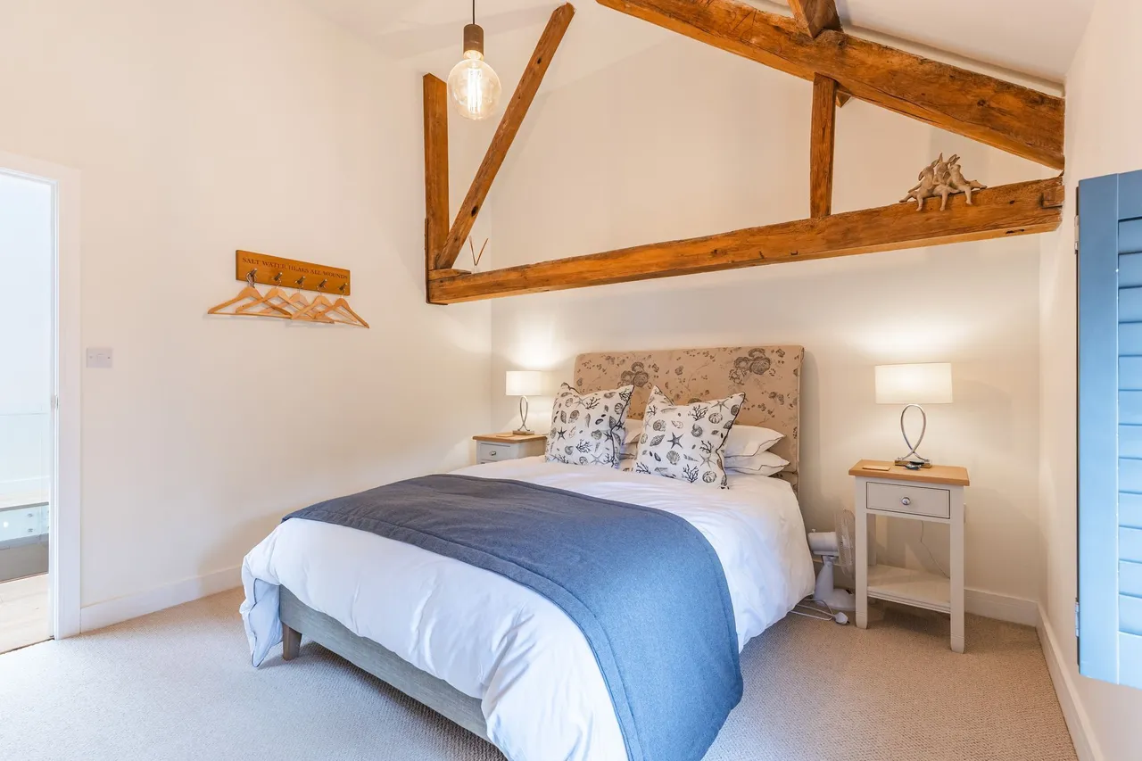 Grade II Listed Barn-Style Residence, photo 17