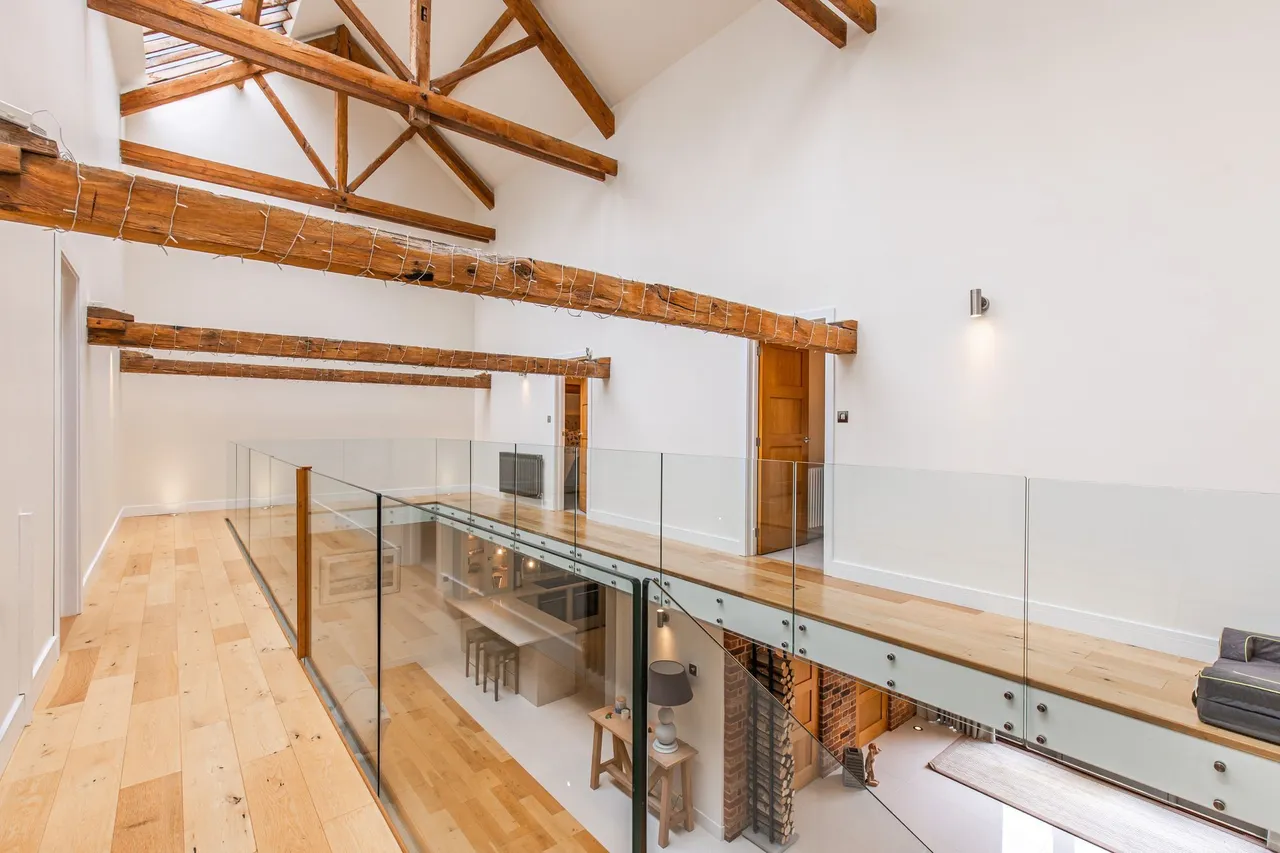 Grade II Listed Barn-Style Residence, photo 8