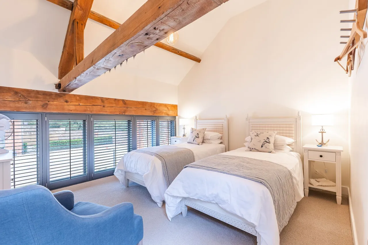 Grade II Listed Barn-Style Residence, photo 14