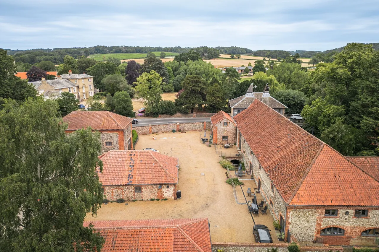Grade II Listed Barn-Style Residence, photo 7