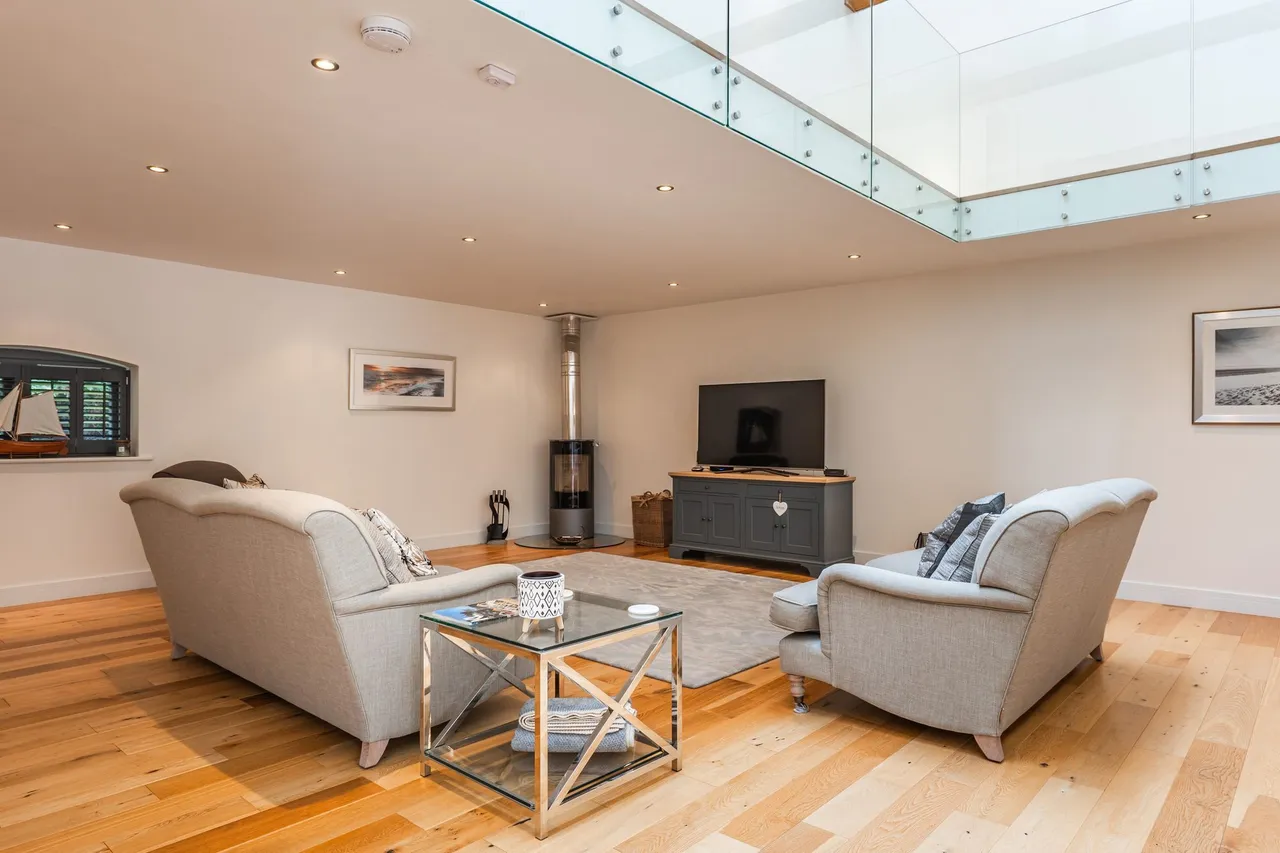Grade II Listed Barn-Style Residence, photo 5