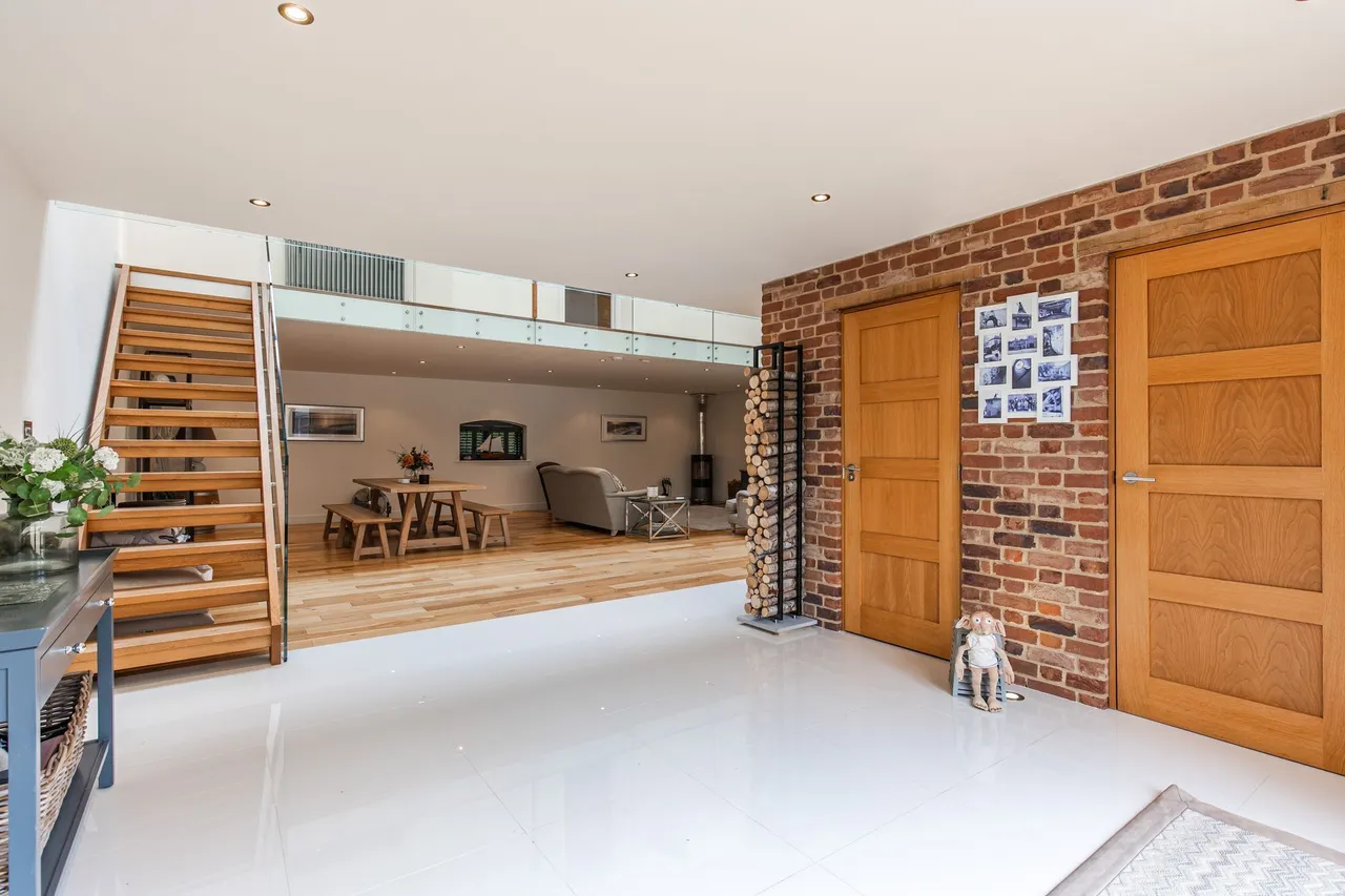 Grade II Listed Barn-Style Residence, photo 4