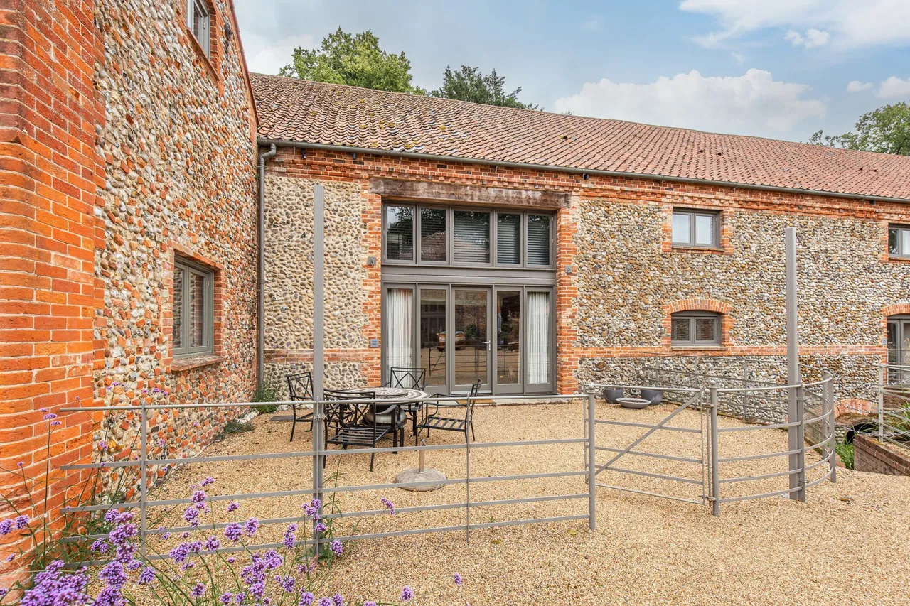 Grade II Listed Barn-Style Residence, photo 6