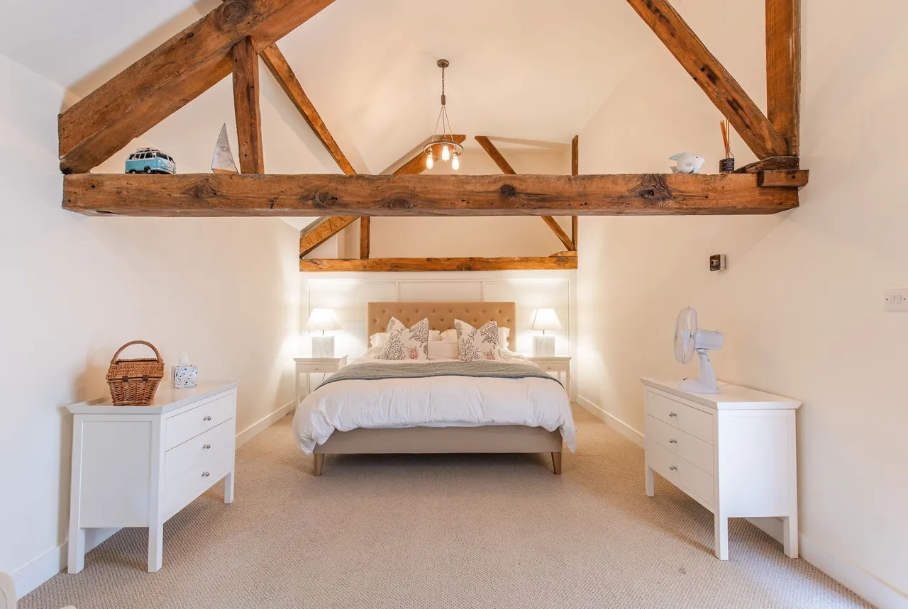 Grade II Listed Barn-Style Residence, photo 15