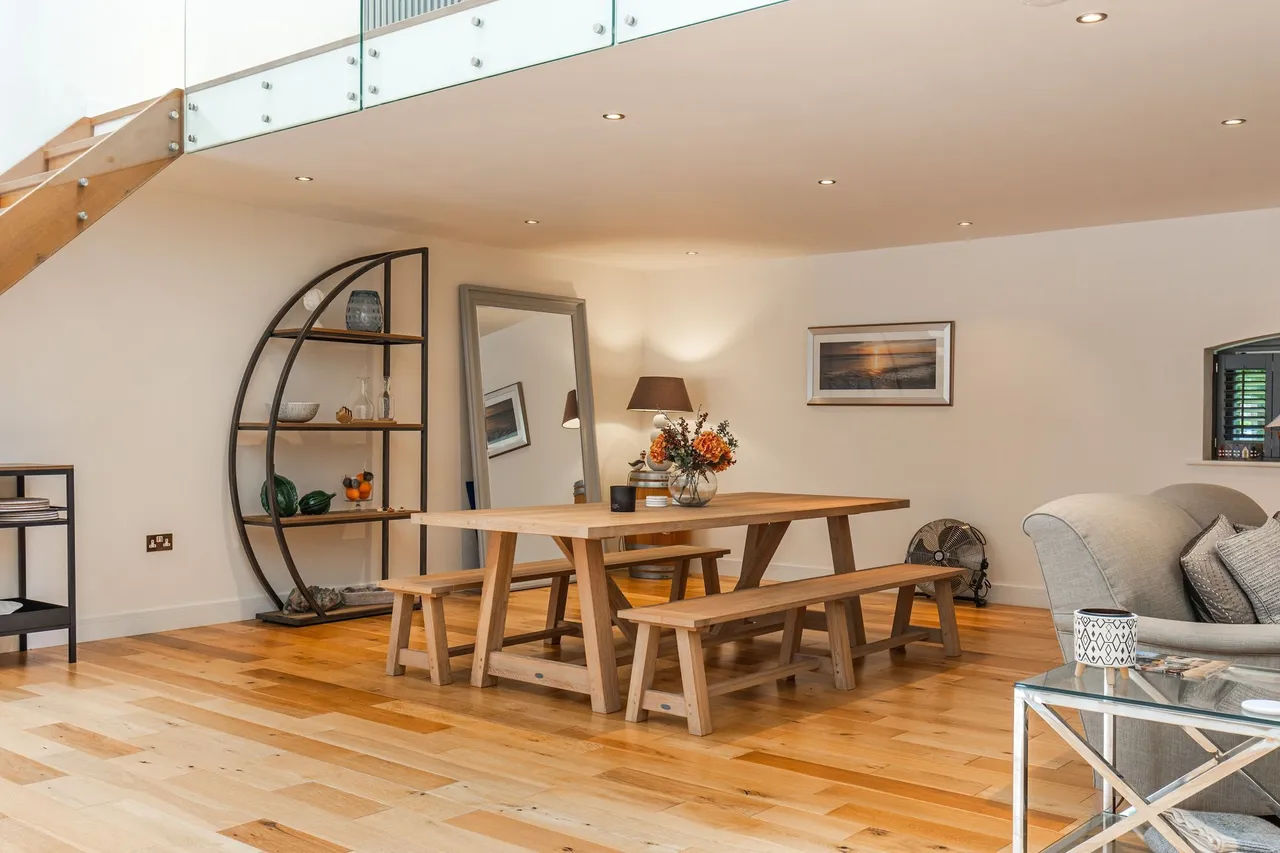 Grade II Listed Barn-Style Residence, photo 11